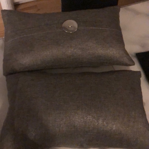 Two throw pillows - Picture 2 of 2